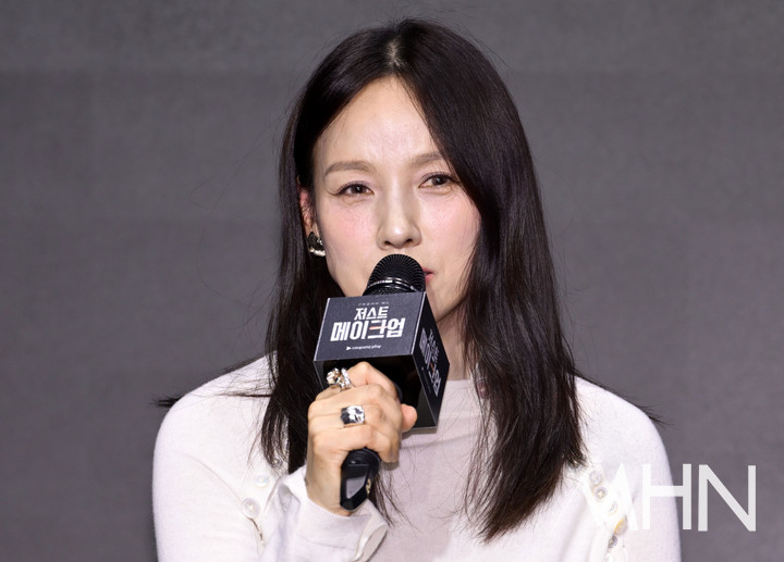 노란 수영복에 섹시한 몸매 어필하는 존예 처자