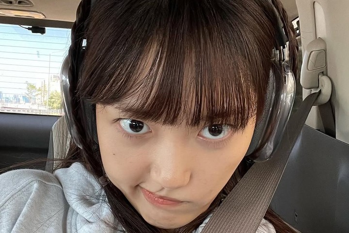 노란 수영복에 섹시한 몸매 어필하는 존예 처자