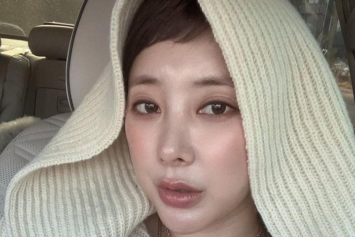 노란 수영복에 섹시한 몸매 어필하는 존예 처자