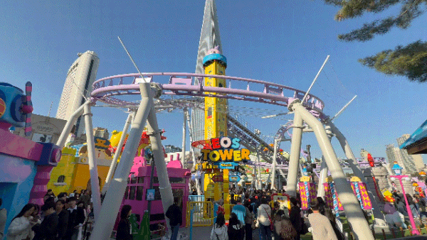 12m 높이를 빙글빙글 오르내리는 드롭형 '에오스타워'와 그 뒤로 롤러코스터 '스톤익스프레스'가 보인다.ⓒ 뉴스1 윤슬빈 관광전문기자