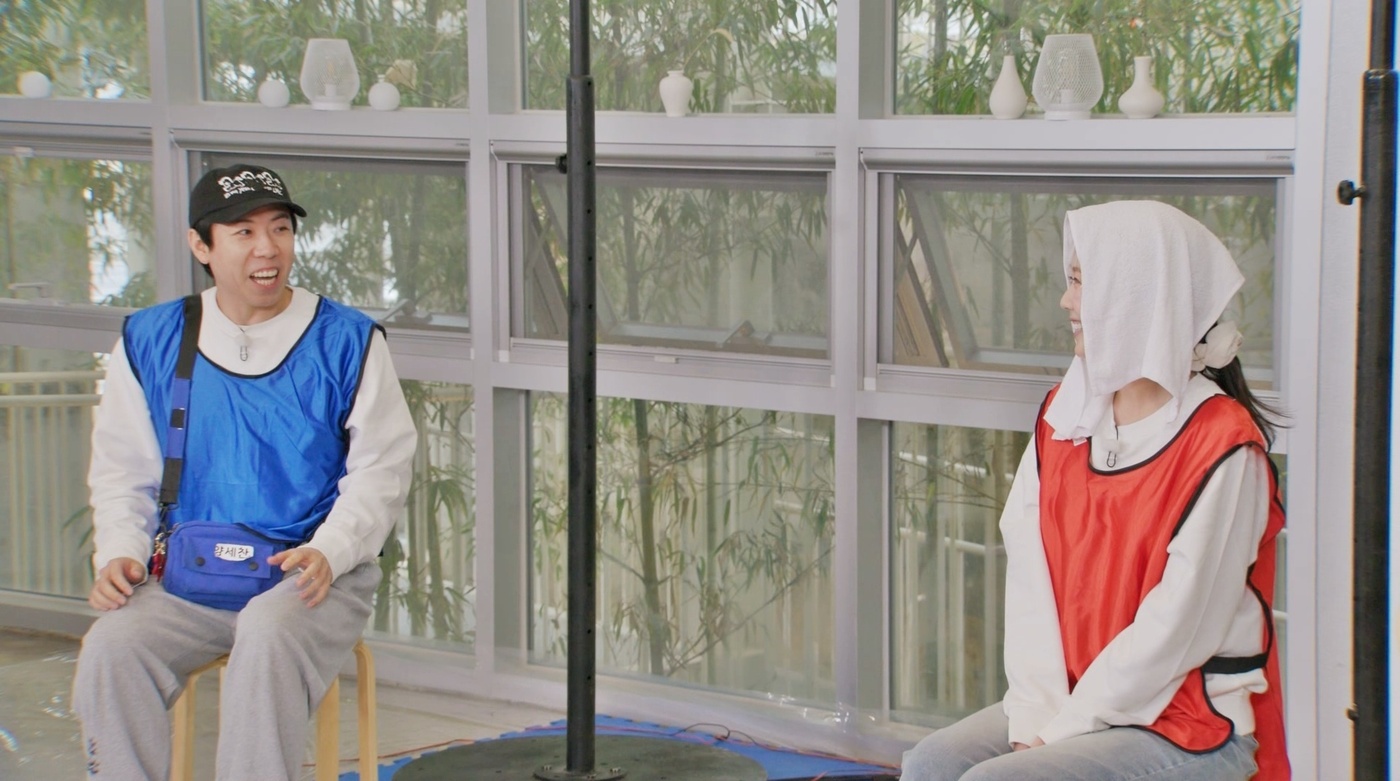 노란 수영복에 섹시한 몸매 어필하는 존예 처자