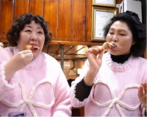 노란 수영복에 섹시한 몸매 어필하는 존예 처자