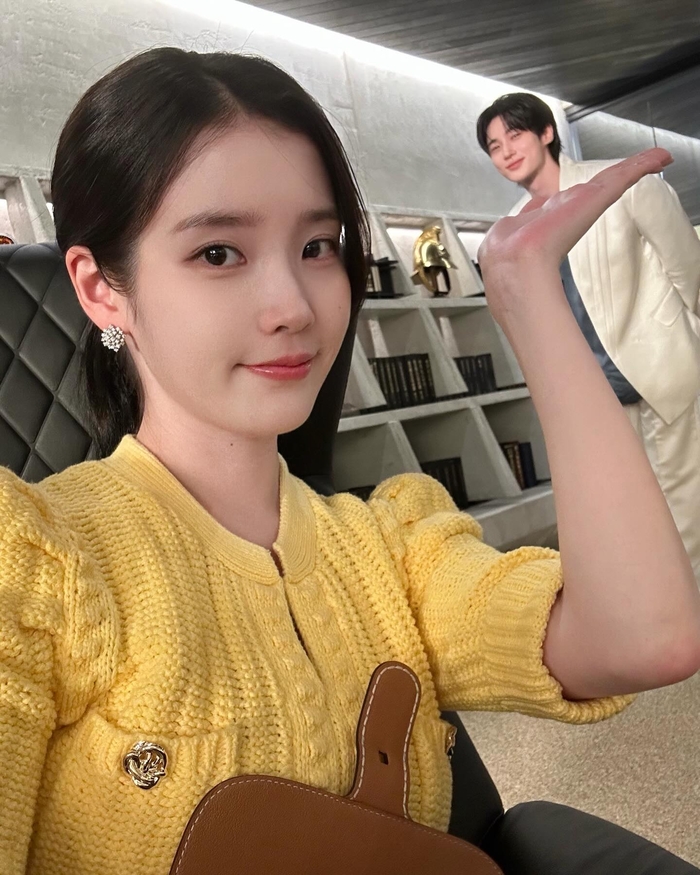 노란 수영복에 섹시한 몸매 어필하는 존예 처자