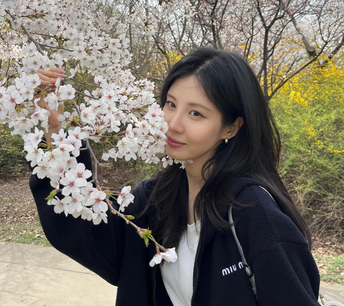 노란 수영복에 섹시한 몸매 어필하는 존예 처자