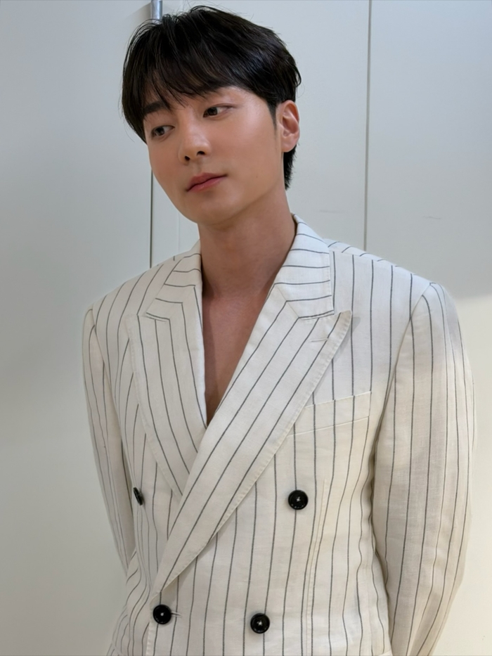 노란 수영복에 섹시한 몸매 어필하는 존예 처자