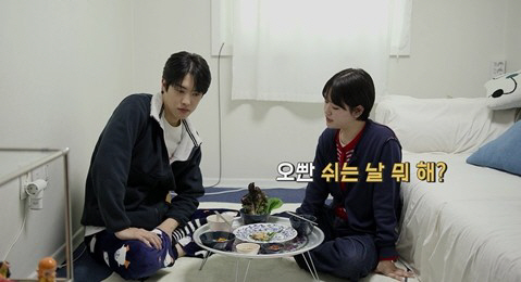 노란 수영복에 섹시한 몸매 어필하는 존예 처자