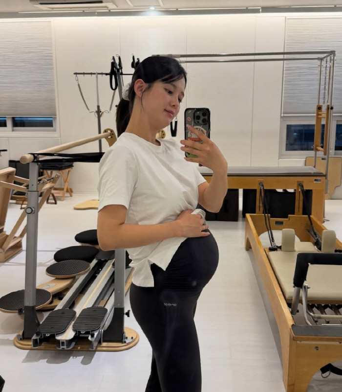 노란 수영복에 섹시한 몸매 어필하는 존예 처자