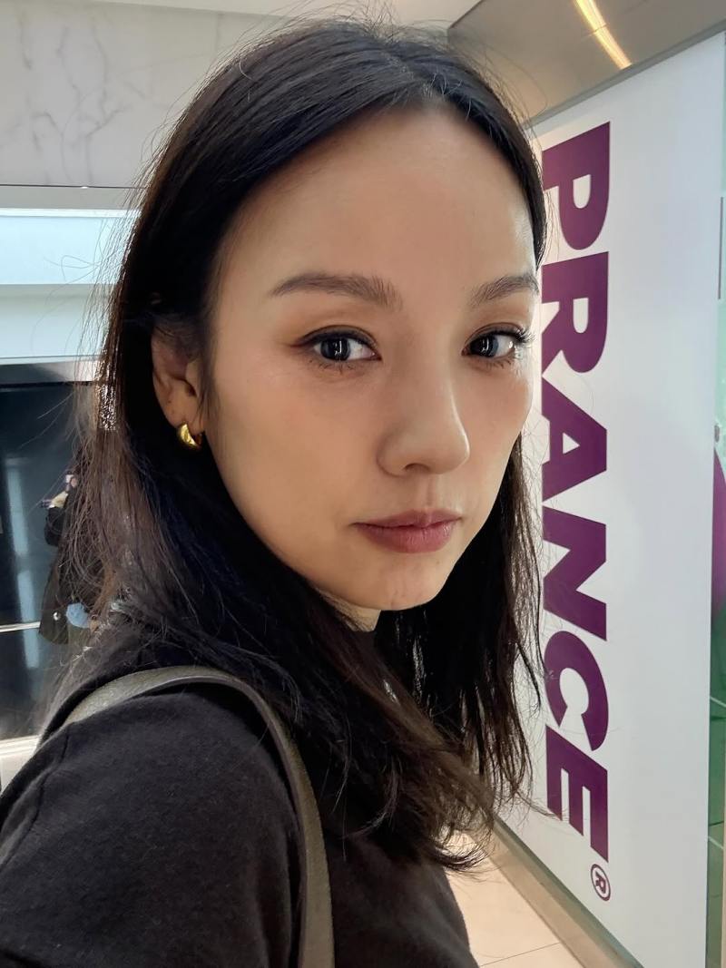 노란 수영복에 섹시한 몸매 어필하는 존예 처자