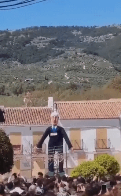 높이 7m의 베냐민 네타냐후 이스라엘 총리 인형 안에 설치된 화약들이 일제히 터지는 모습. 이스라엘 외무부 엑스(X) 캡처