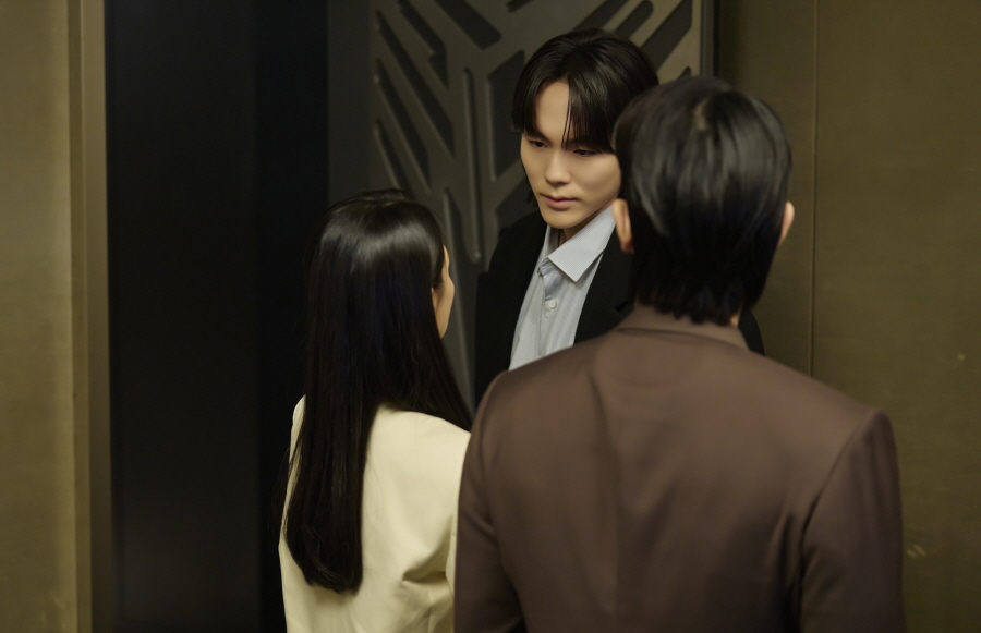 노란 수영복에 섹시한 몸매 어필하는 존예 처자