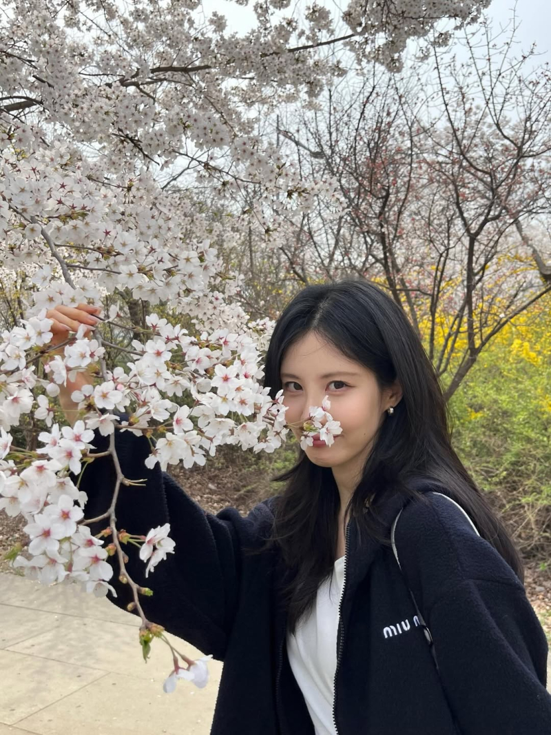 노란 수영복에 섹시한 몸매 어필하는 존예 처자