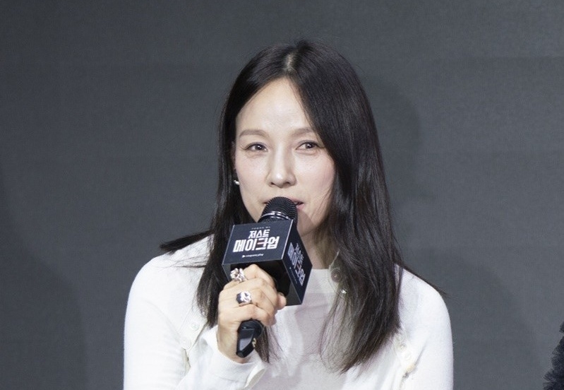 노란 수영복에 섹시한 몸매 어필하는 존예 처자