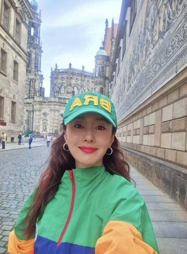 노란 수영복에 섹시한 몸매 어필하는 존예 처자