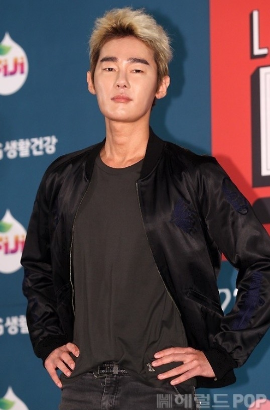 노란 수영복에 섹시한 몸매 어필하는 존예 처자