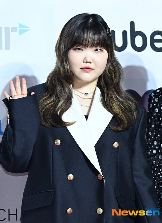 노란 수영복에 섹시한 몸매 어필하는 존예 처자