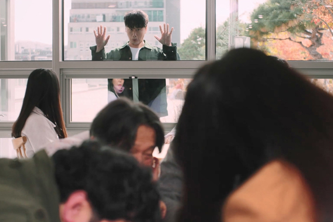 노란 수영복에 섹시한 몸매 어필하는 존예 처자