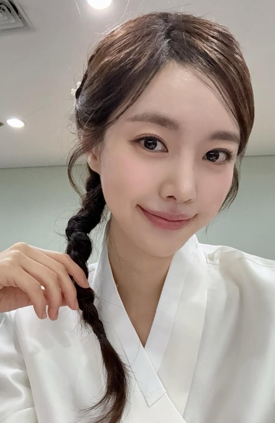 노란 수영복에 섹시한 몸매 어필하는 존예 처자