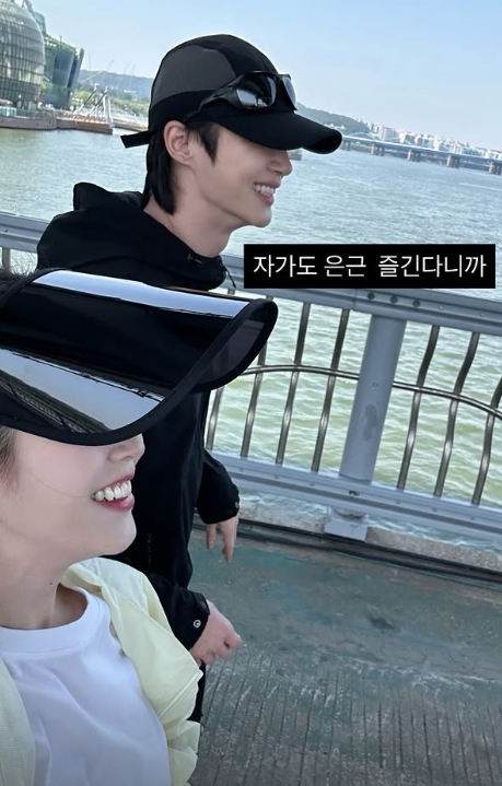 노란 수영복에 섹시한 몸매 어필하는 존예 처자