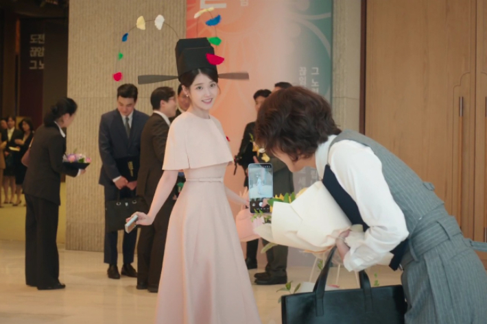 노란 수영복에 섹시한 몸매 어필하는 존예 처자