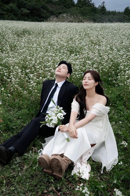 노란 수영복에 섹시한 몸매 어필하는 존예 처자