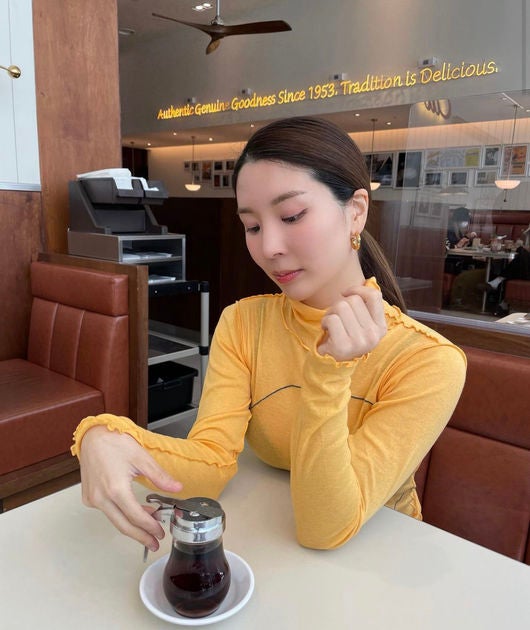 노란 수영복에 섹시한 몸매 어필하는 존예 처자