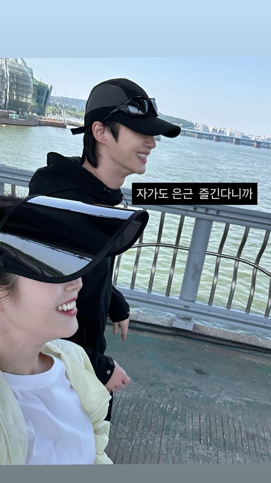 노란 수영복에 섹시한 몸매 어필하는 존예 처자