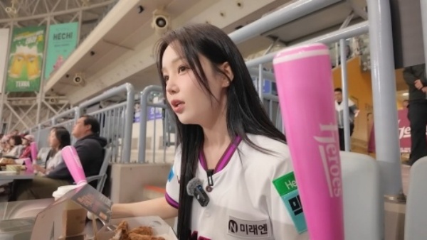 노란 수영복에 섹시한 몸매 어필하는 존예 처자