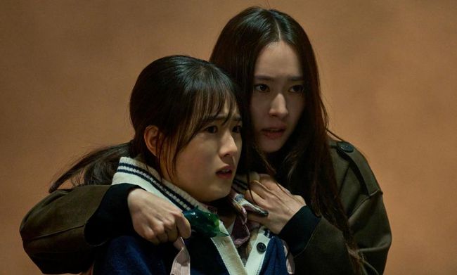 노란 수영복에 섹시한 몸매 어필하는 존예 처자