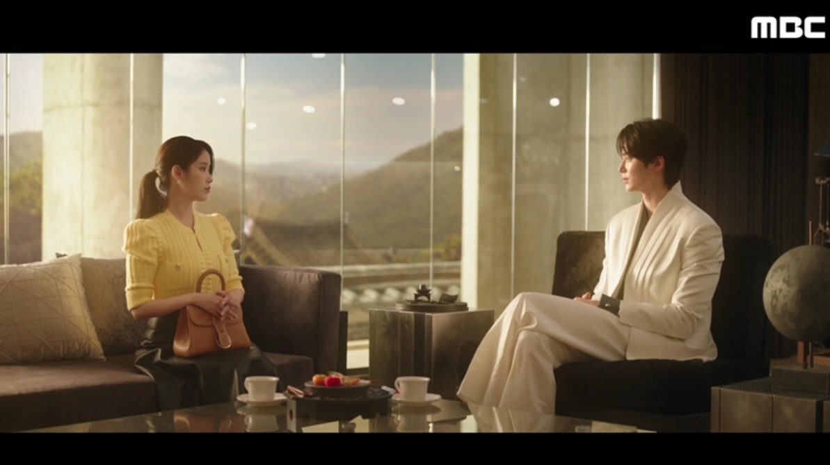 노란 수영복에 섹시한 몸매 어필하는 존예 처자