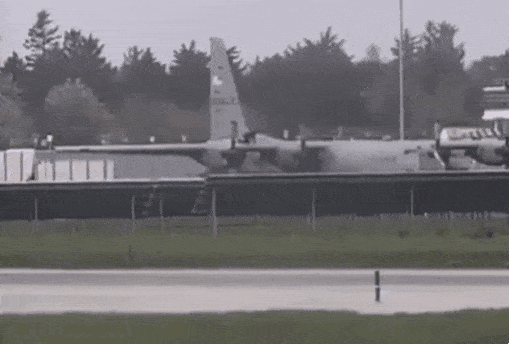 11일(현지시간) 아일랜드 서부 섀넌 공항에 침입한 괴한이 도끼를 휘둘러 미군 C-130 허큘리스 수송기 동체와 날개 부위를 여러 차례 내리 찍었다. SNS 캡처