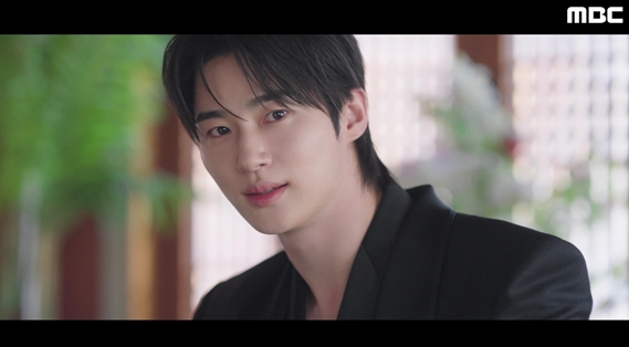 노란 수영복에 섹시한 몸매 어필하는 존예 처자