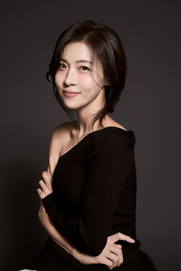 노란 수영복에 섹시한 몸매 어필하는 존예 처자