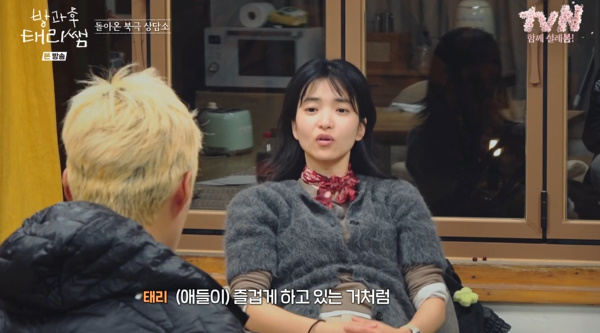 노란 수영복에 섹시한 몸매 어필하는 존예 처자