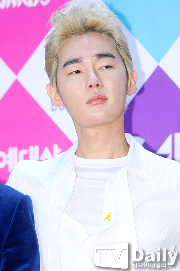 노란 수영복에 섹시한 몸매 어필하는 존예 처자