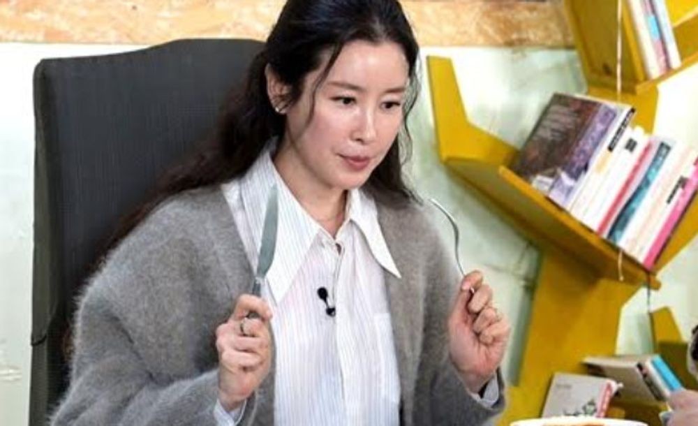 노란 수영복에 섹시한 몸매 어필하는 존예 처자