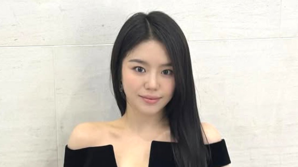 노란 수영복에 섹시한 몸매 어필하는 존예 처자