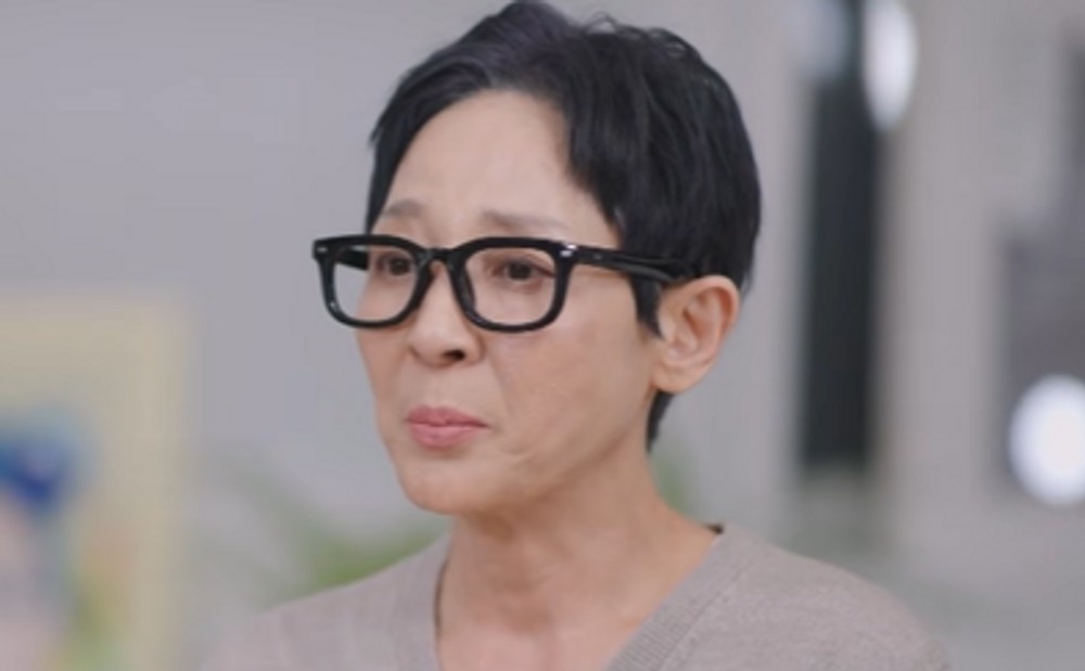 노란 수영복에 섹시한 몸매 어필하는 존예 처자