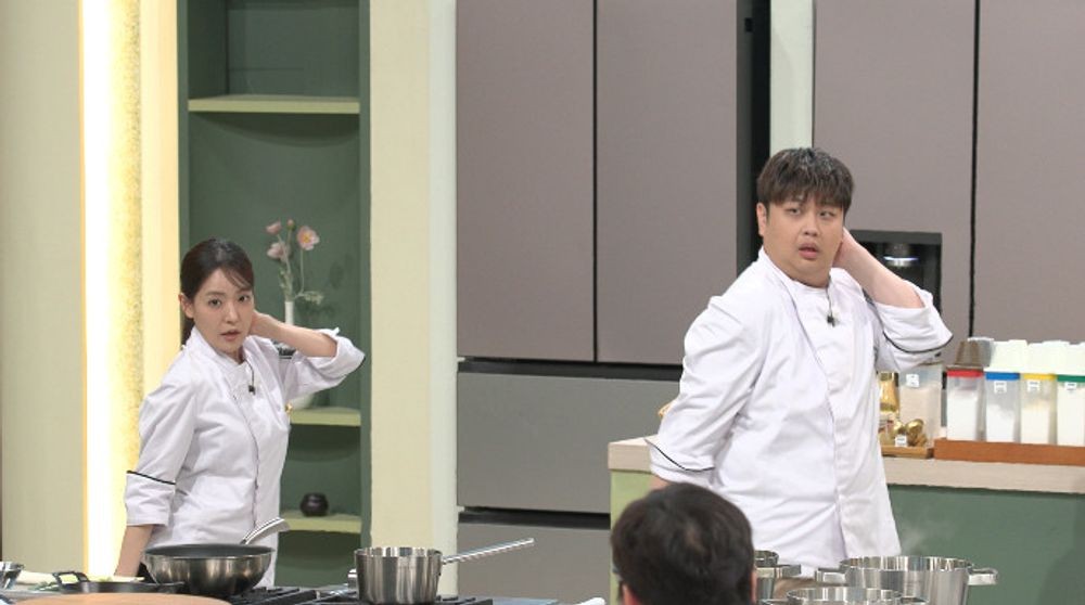 노란 수영복에 섹시한 몸매 어필하는 존예 처자