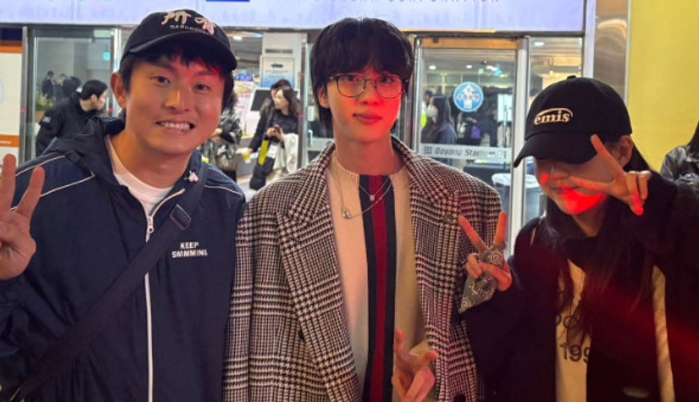 노란 수영복에 섹시한 몸매 어필하는 존예 처자