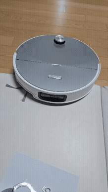 로보락 로봇청소기 S10 맥스V 울트라가 높이가 있는 카페트를 넘고 있다.