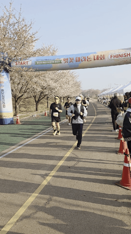 하남시 벚꽃마라톤대회에 참가한 서울시수의사회 회원 권기범 예은동물의료센터 원장(왼쪽)과 이기종 로얄동물메디컬센터원장이 반환 지점에 도달하면서 환호하고 있다. ⓒ 뉴스1 한송아 기자