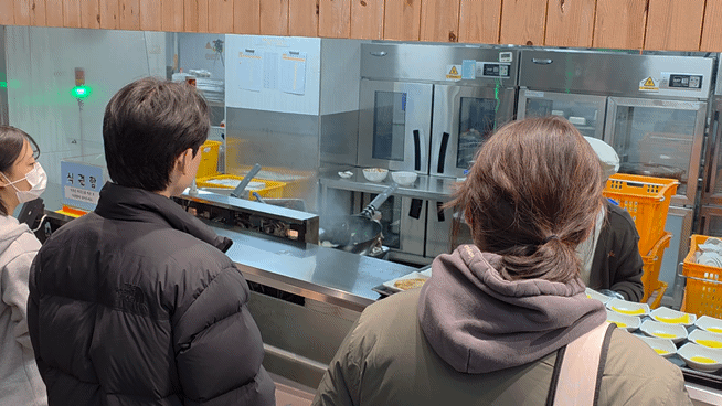 서울대 관악캠퍼스 학생식당에서 학생들이 요리봇이 만든 석식 메뉴를 먹기 위해 줄을 서고 있다. 김대현 기자.