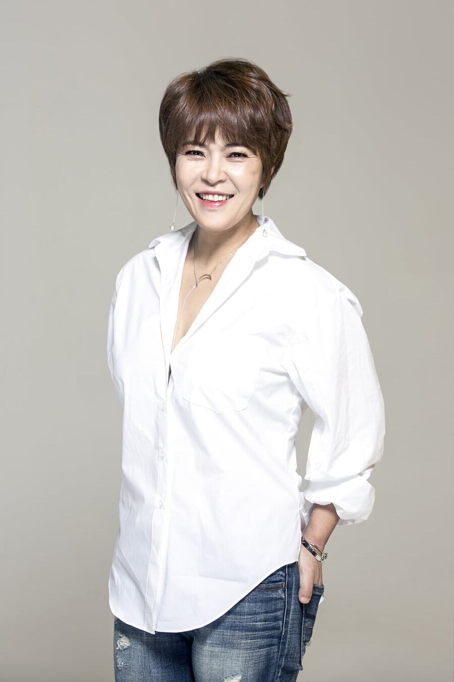 노란 수영복에 섹시한 몸매 어필하는 존예 처자