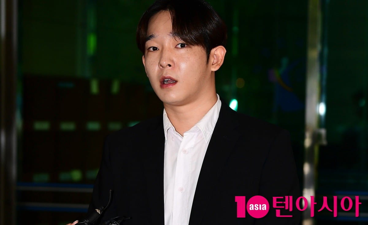 노란 수영복에 섹시한 몸매 어필하는 존예 처자