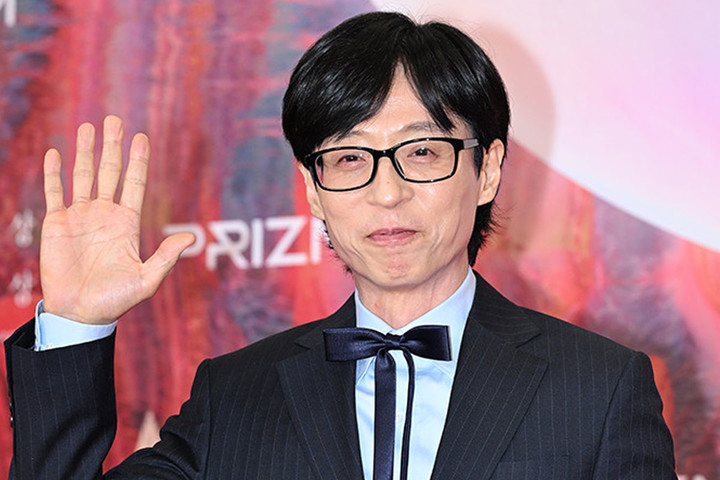 노란 수영복에 섹시한 몸매 어필하는 존예 처자