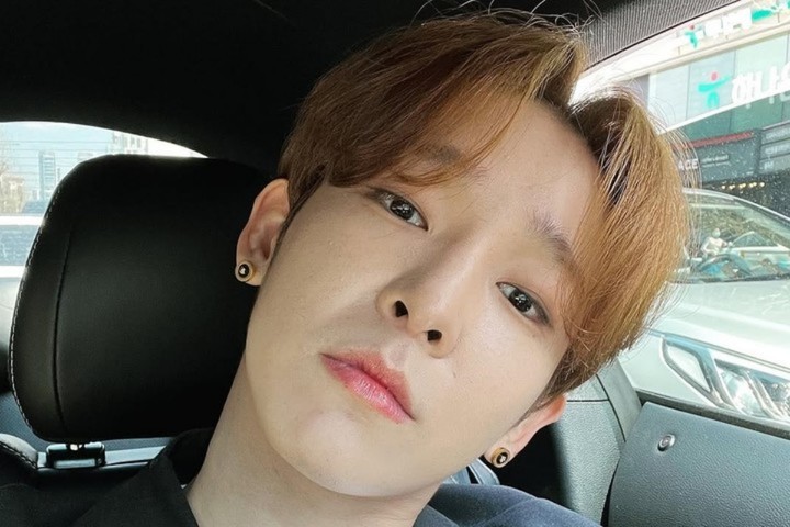 노란 수영복에 섹시한 몸매 어필하는 존예 처자