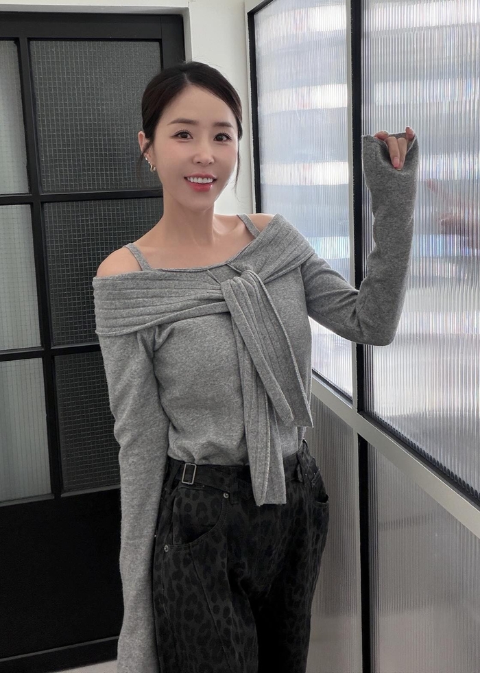 노란 수영복에 섹시한 몸매 어필하는 존예 처자