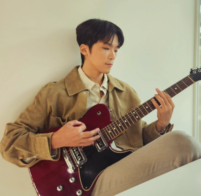 노란 수영복에 섹시한 몸매 어필하는 존예 처자