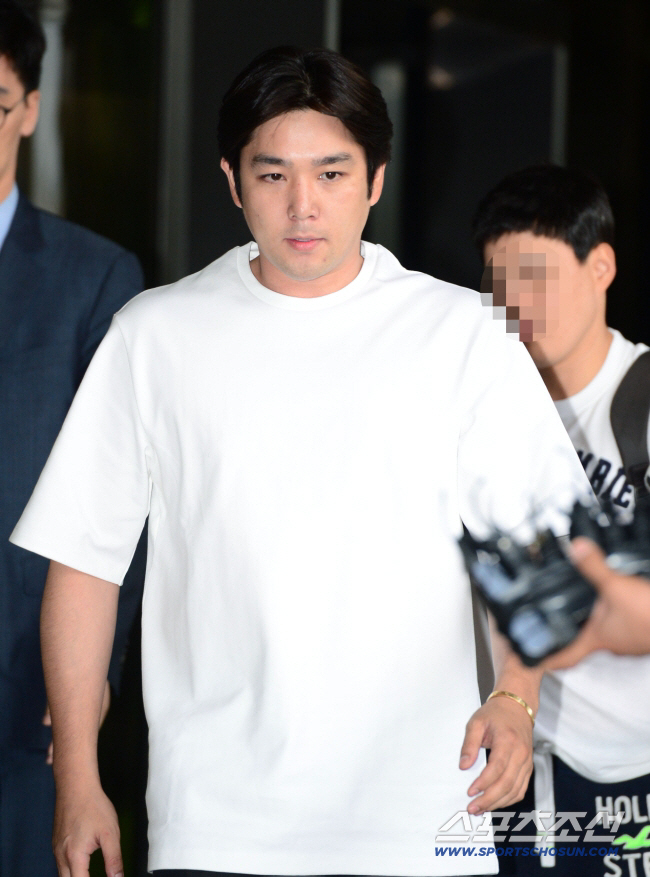 노란 수영복에 섹시한 몸매 어필하는 존예 처자