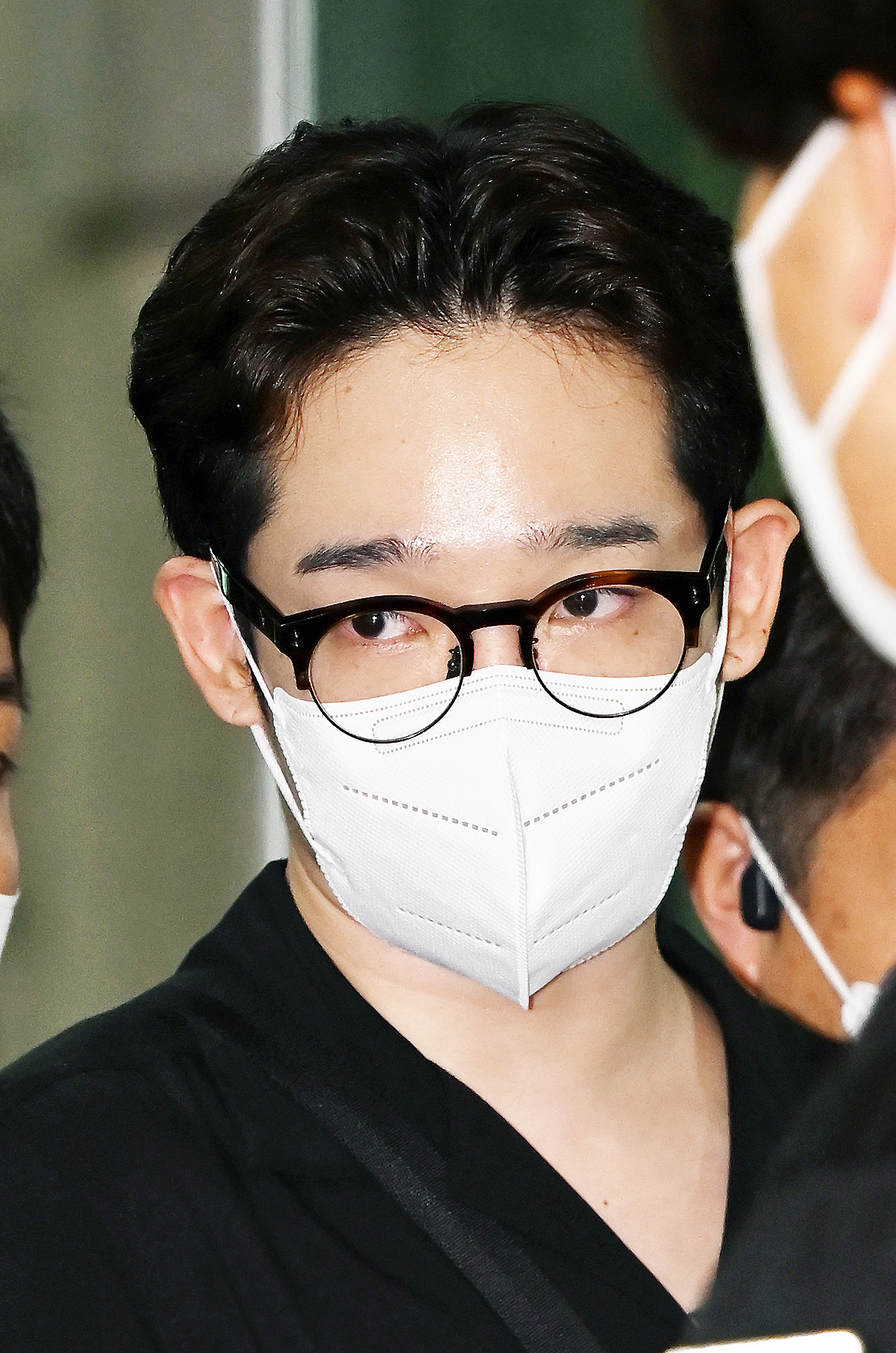 노란 수영복에 섹시한 몸매 어필하는 존예 처자